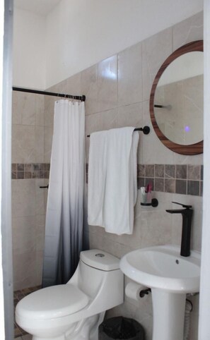 Chambre Double Familiale, patio, vue ville | Salle de bain | Ensemble douche/baignoire, articles de toilette gratuits