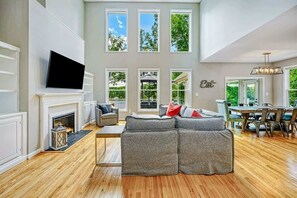 Smart TV, chimenea, futbolito y libros