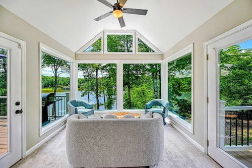 5BR Lakefront Lake Anna, Dock, Views, Deck, Movies