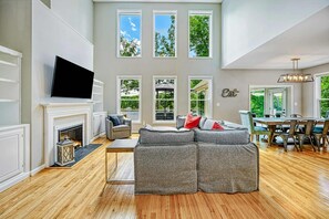 Smart TV, caminetto, studio