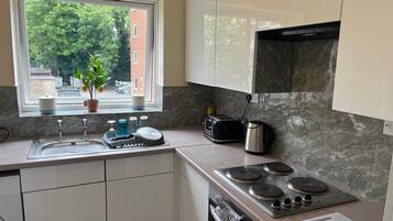 雪櫃、微波爐、焗爐、爐具