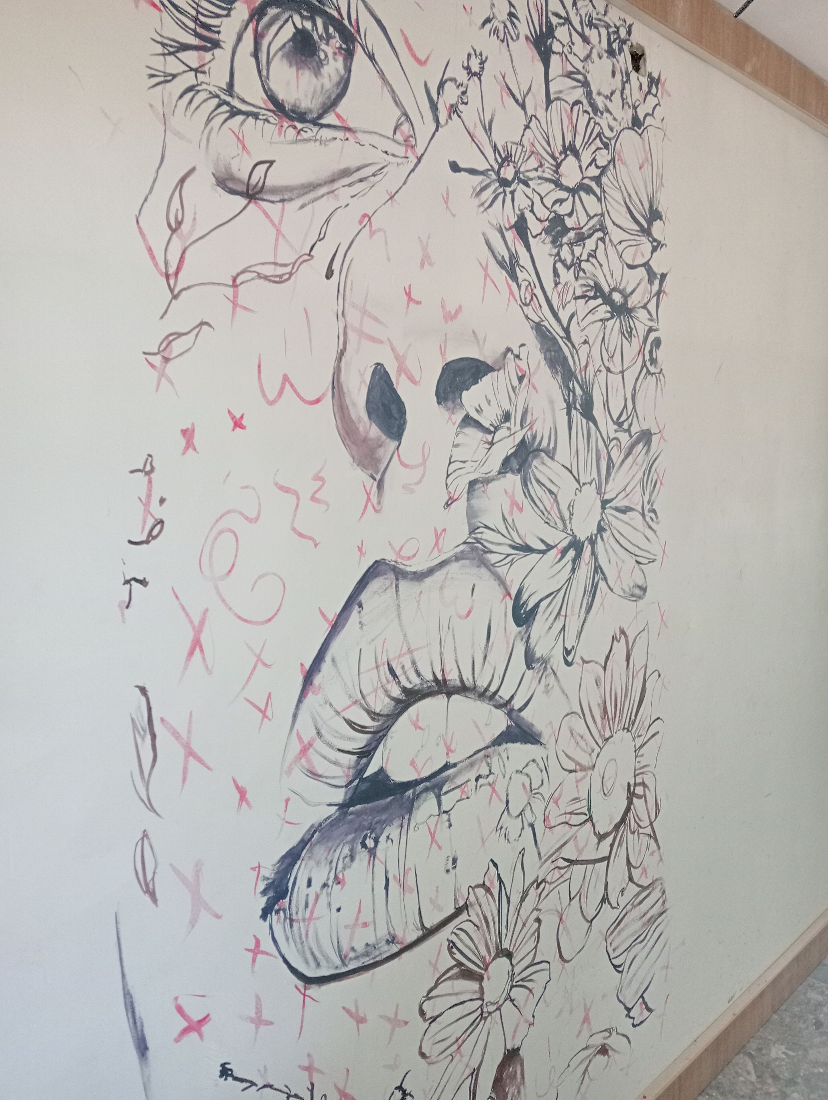 Un croquis détaillé d’un visage agrémenté de motifs floraux et de formes abstraites.