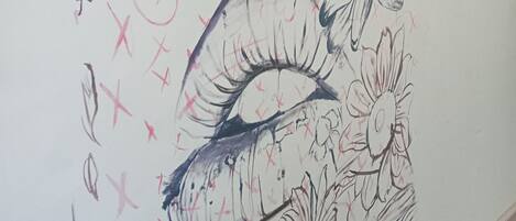 Un croquis détaillé d’un visage agrémenté de motifs floraux et de formes abstraites.
