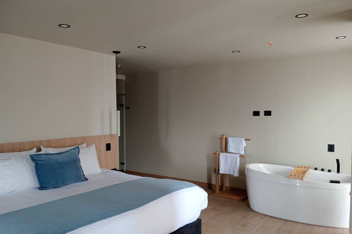 เครื่องนอนระดับพรีเมียม, ผ้านวมขนเป็ด, เตียง Select Comfort, มินิบาร์