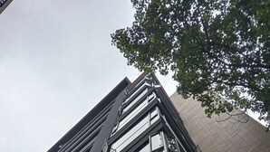 Un edificio moderno con fachada de vidrio y exterior de ladrillo.
