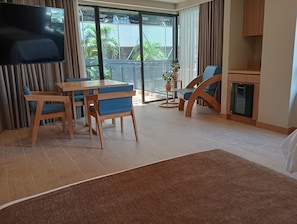 Junior Twin Room | In-room safe, desk, laptop workspace, blackout drapes