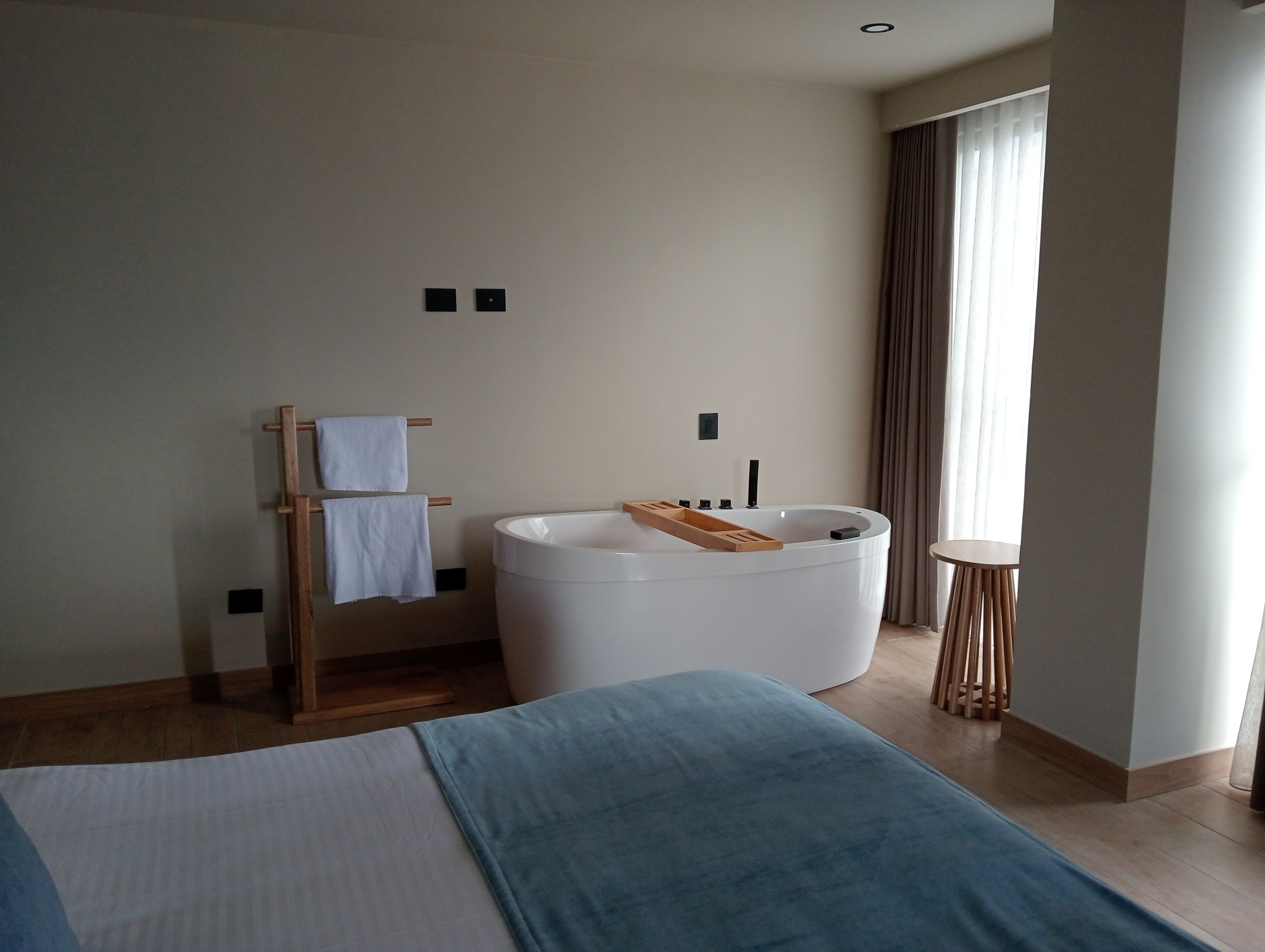 Een douche, een haardroger, handdoeken, zeep