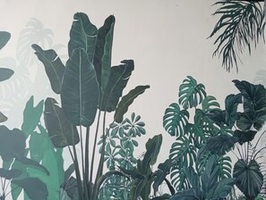 A wall with a tropical plant mural. - Hotel Rulay Medellin (Medellín)
