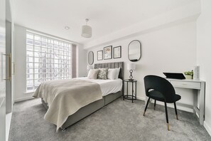 2 عدّة غرف نوم ومكواة/لوح كي وواي فاي وملاءات أسرّة