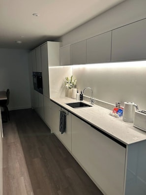 Micro-ondes, four, plaque de cuisson, lave-vaisselle