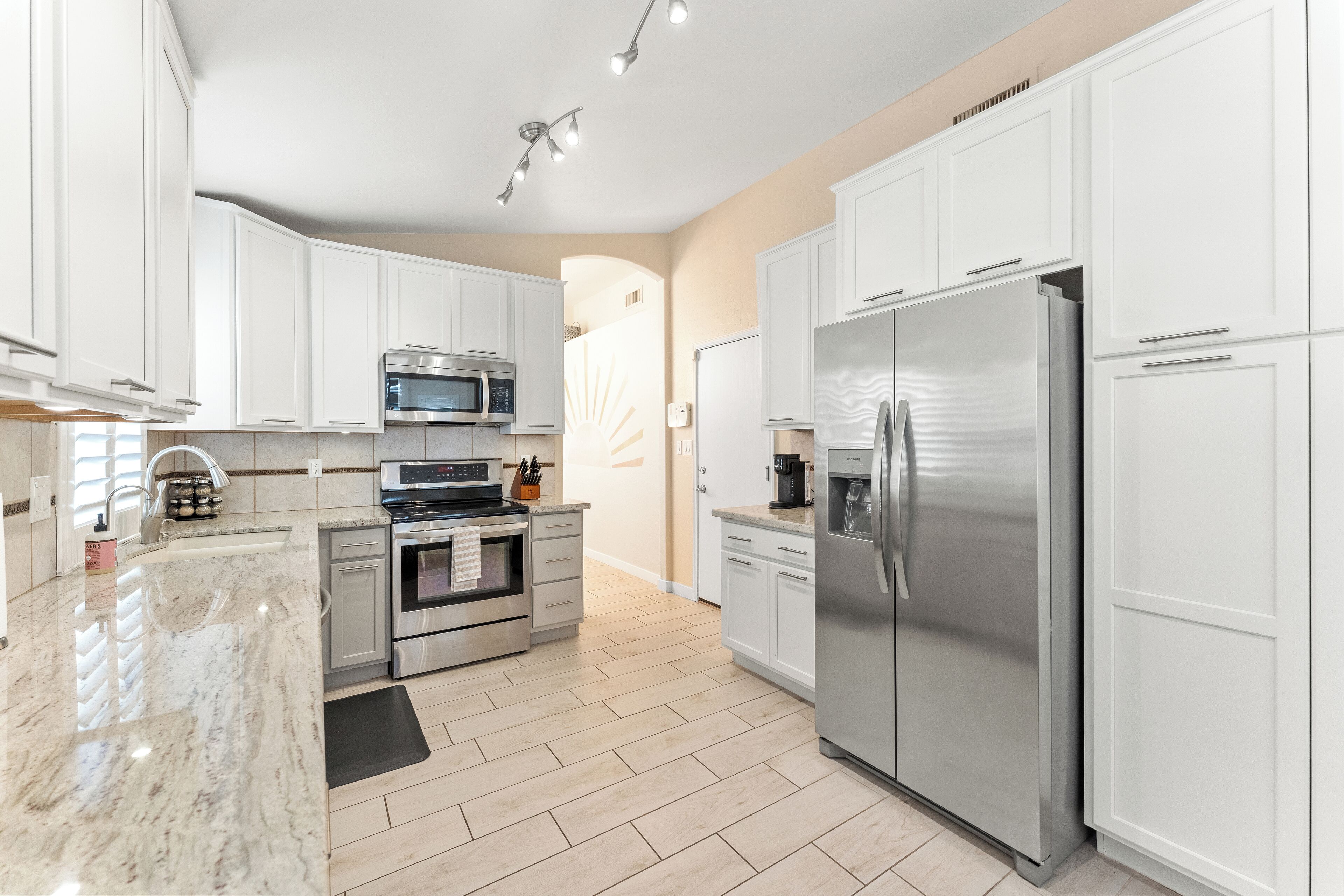 Refrigerador, microondas, horno y parrilla de estufa 