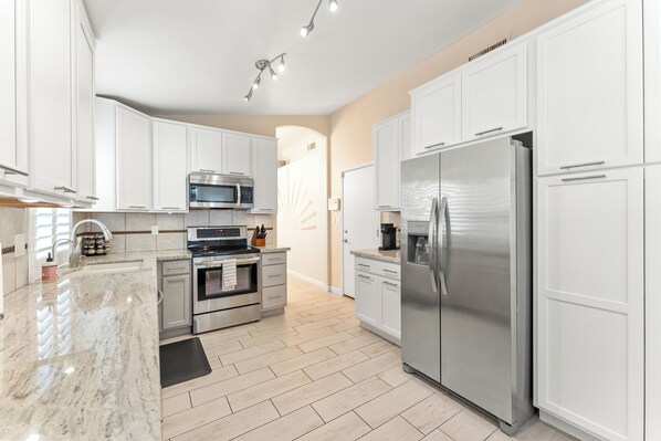 Kühlschrank, Mikrowelle, Ofen, Herdplatte