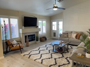 Smart TV, fireplace