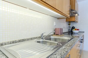 Kühlschrank, Mikrowelle, Ofen, Wasserkocher mit Kaffee-/Teezubehör