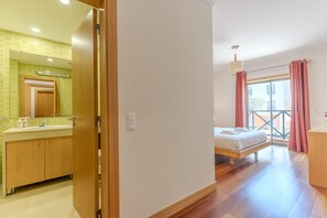 1 chambre, fer et planche à repasser, accès au Wi-Fi (inclus)