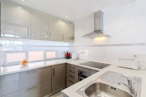 Réfrigérateur, micro-ondes, four, cafetière/bouilloire