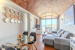 Unclassified image, 4 of 23, button