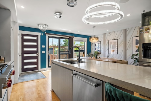 *Spectacularly Spacious*  6-Person Sauna |Rocket-ship|Game-Room|Hammock