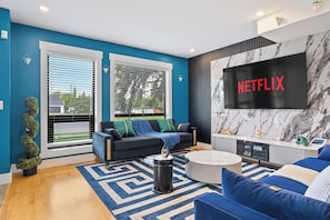 Smart TV, fireplace