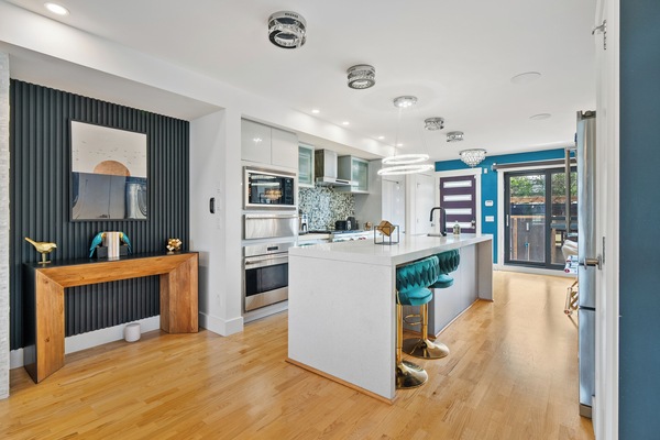 Een microgolfoven, een oven, een kookplaat, een vaatwasser