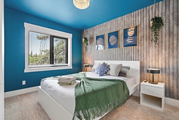 5 bedrooms, iron/ironing board, WiFi, bed sheets