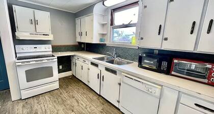 Historic Downtown Beaver Meadows l 3 bd 4 sofa bd w Dishwasher Laundry & Kureg