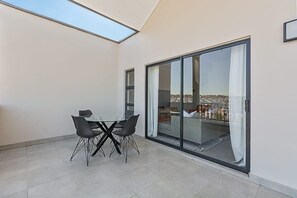 Outdoor dining - Modern Lagoon Apartment in Munyaka Spa, Bar, Wifi&Balcony (Midrand)