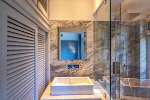 Pyyhkeet, saippua, vessapaperi