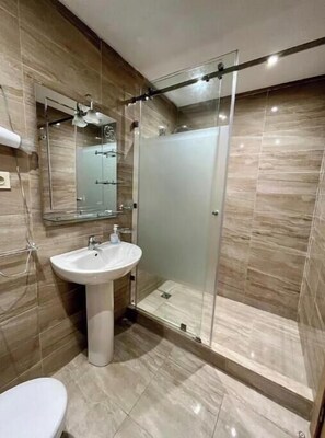 Haartrockner, Handtücher, Seife, Toilettenpapier