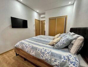 2 soverom, strykejern/-brett og sengetøy