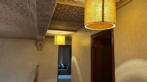 A hallway with a patterned ceiling and a hanging lamp. - Duplex in City Center - Patio & Parking (Marrakesh)