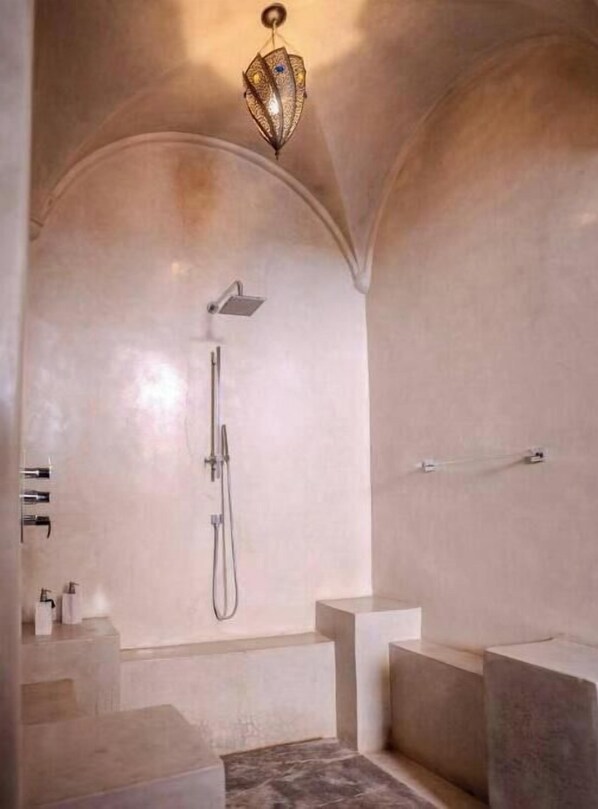 Secador de cabelo, toalhas de banho, sabonete, papel higiênico