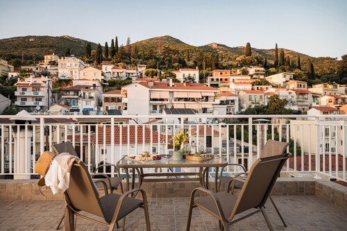 Dioni, Central Luxury Apartment in Samos Town