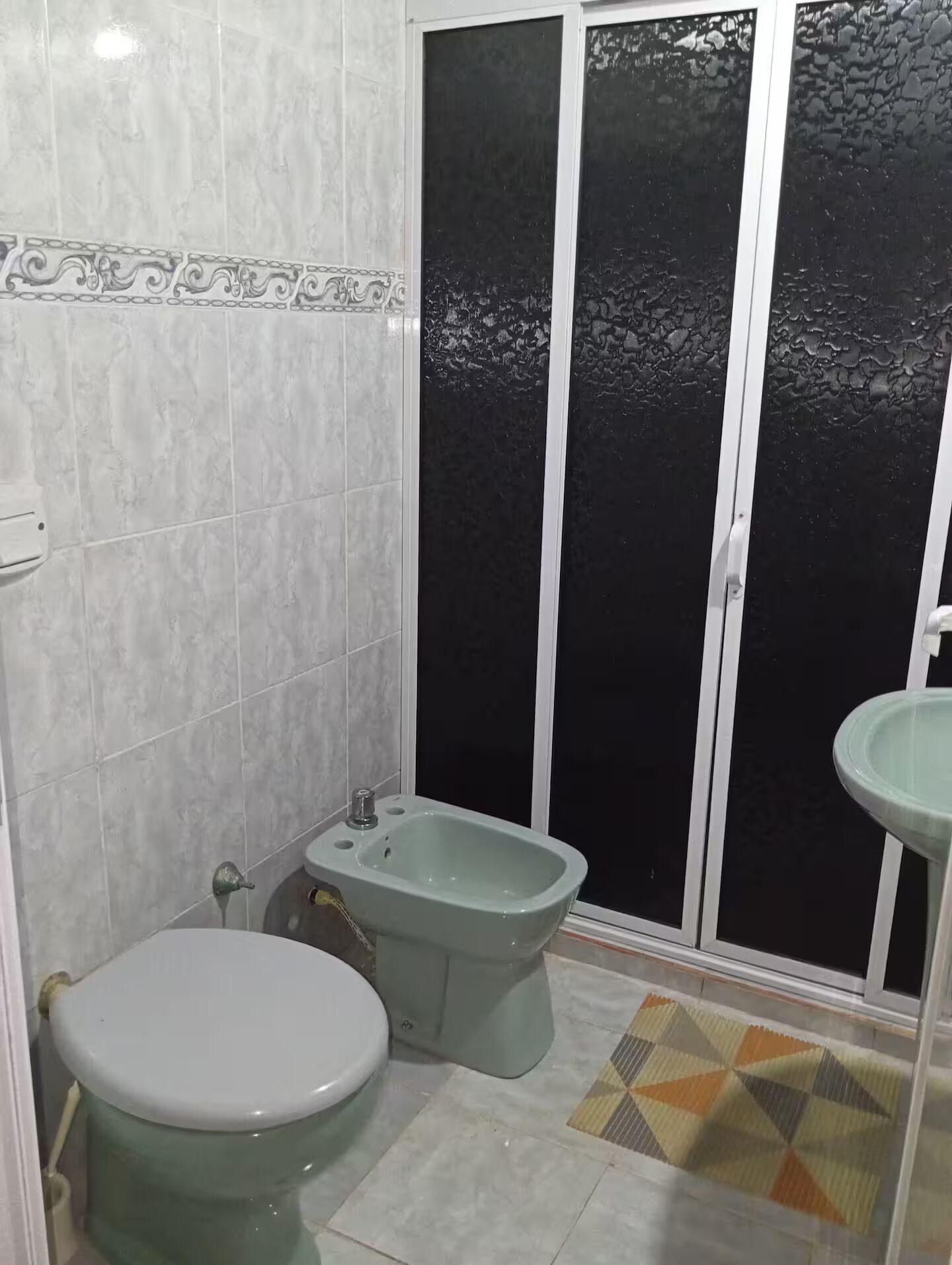 シャワー、タオル、石鹸、トイレットペーパー