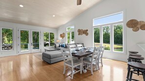 Interior - Cove's End by Avantstay Dock, Game Room, Fire Pit & Forest Views (Mooresville)