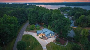 Front of property - Cove's End by Avantstay Dock, Game Room, Fire Pit & Forest Views (Mooresville)