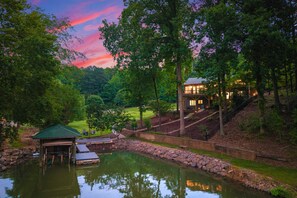 Interior - Cove's End by Avantstay Dock, Game Room, Fire Pit & Forest Views (Mooresville)