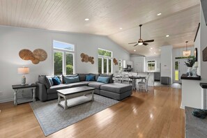 Interior - Cove's End by Avantstay Dock, Game Room, Fire Pit & Forest Views (Mooresville)