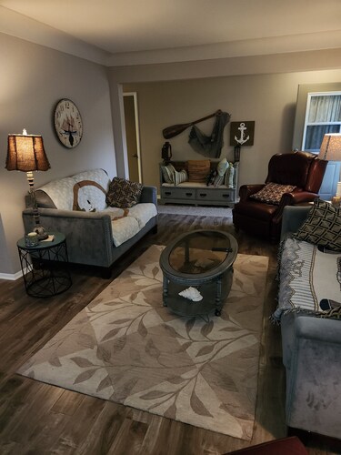  Roomy 4-bedroom home across the lake in Lake Park, IA. Sleeps 7