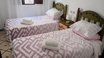 3 dormitorios, tabla de planchar con plancha, ropa de cama