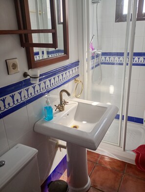 Dusche, Bidet, Handtücher, Seife