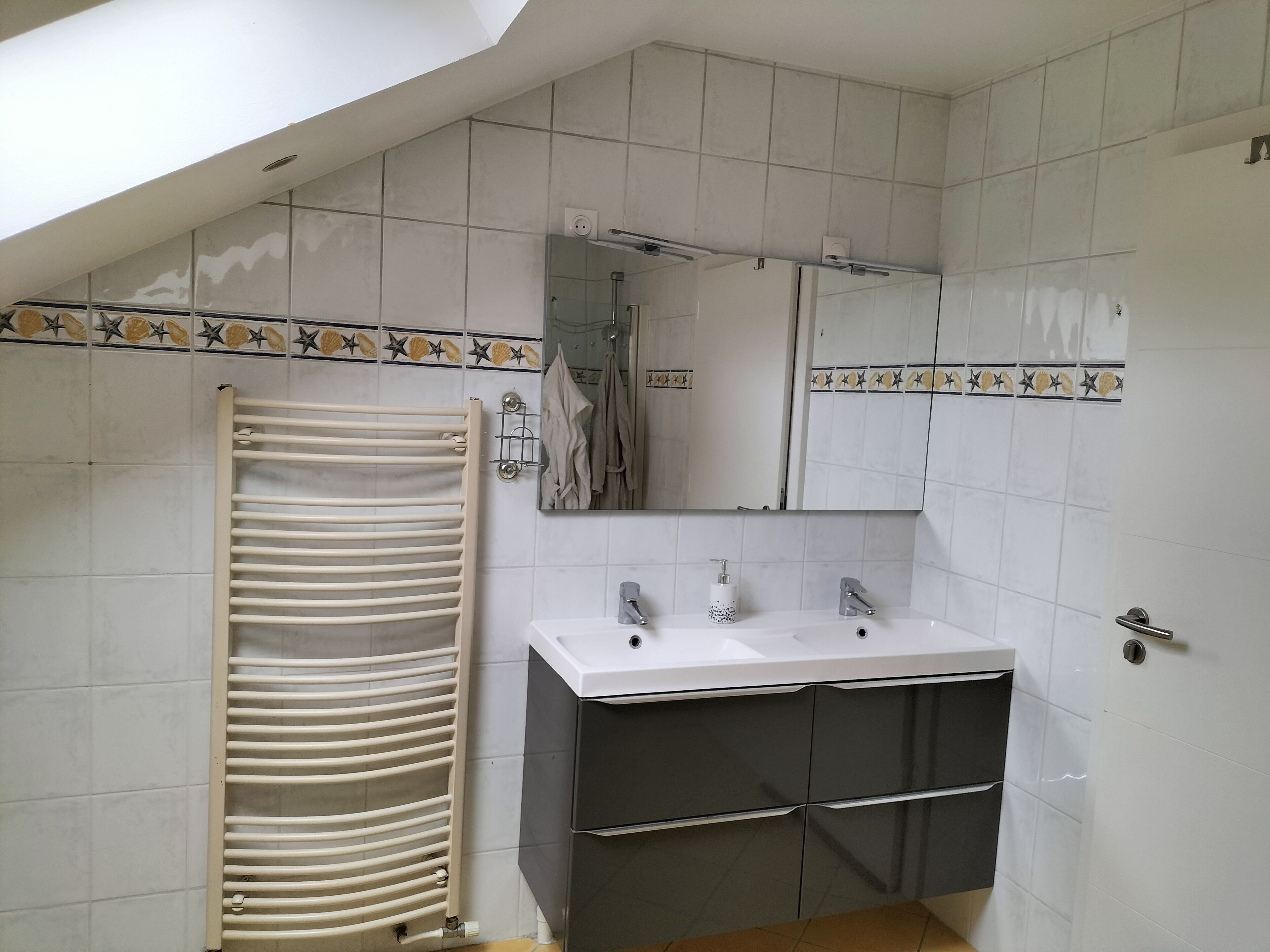 Een douche, een haardroger, toiletpapier