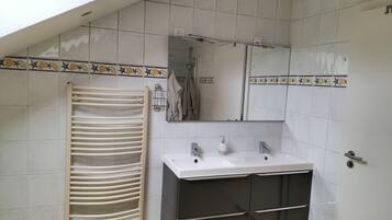 Een douche, een haardroger, toiletpapier