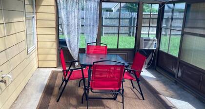 Charming 2-bedroom house in Flowood, Pet Friendly w/Fenced Backyard and Sunroom