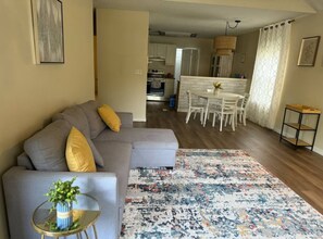 Smart TV - Charming 2-bedroom house in Flowood, Pet Friendly w/Fenced Backyard and Sunroom (Brandon)