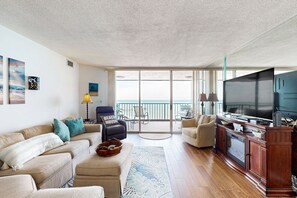 Televisión, chimenea y reproductor de DVD 