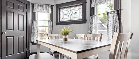 House | In-room dining