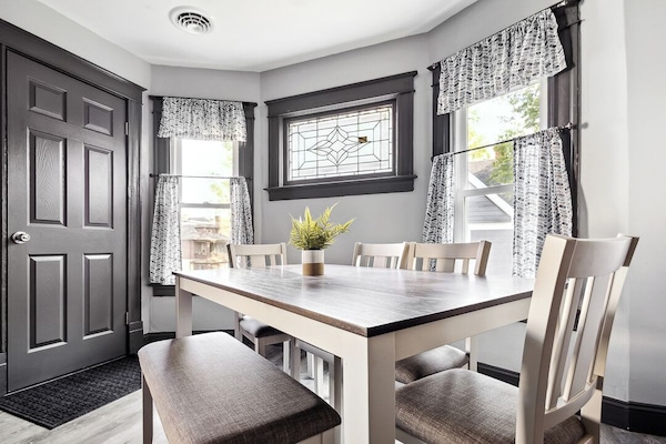 House | In-room dining