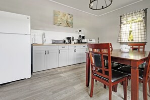 Casa Confort | Cocina privada | Tostadora, licuadora, congelador y papel de cocina