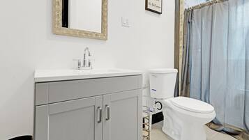 Comfort Ev | Banyo | Duş, saç kurutma makinesi, havlu, tuvalet kâğıdı